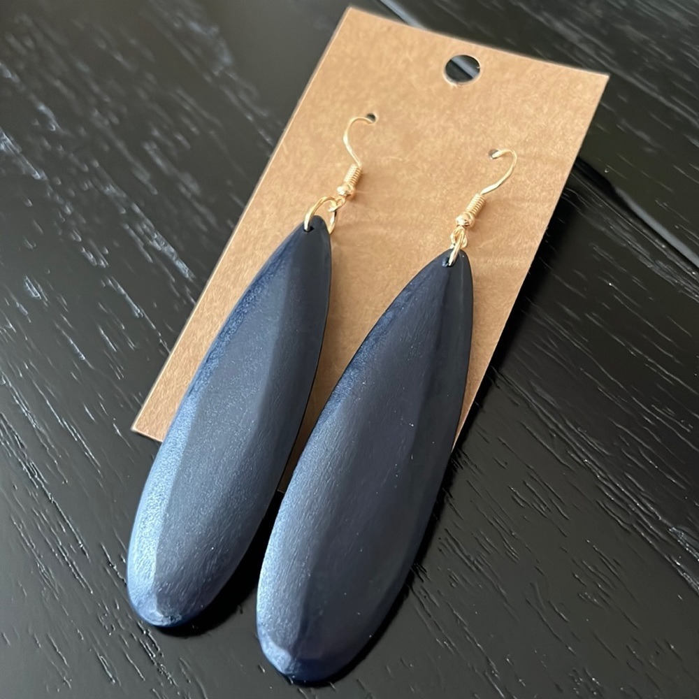 Black boho style wood earrings-NWT